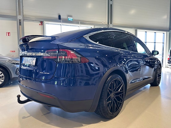 Tesla Model X 4 of 5