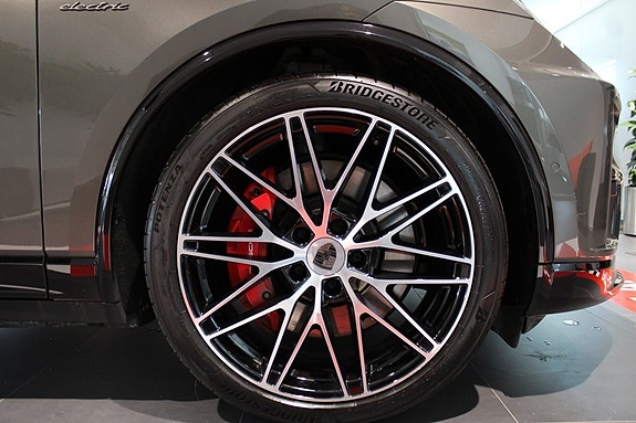 Porsche Macan Turbo 7 of 27