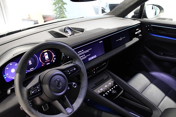 Porsche Macan Turbo 8 of 27