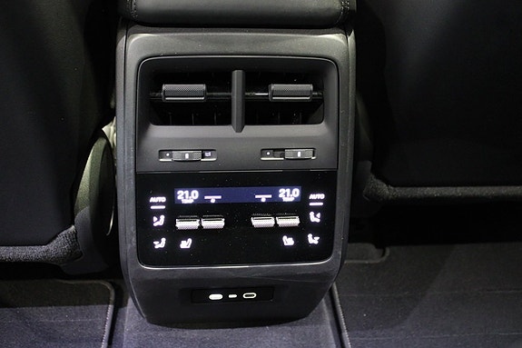 Porsche Macan Turbo 21 of 27