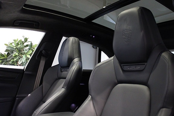 Porsche Macan Turbo 9 of 27