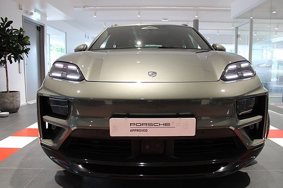 Porsche Macan Turbo 3 of 5