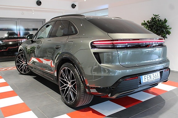 Porsche Macan Turbo 2 of 5