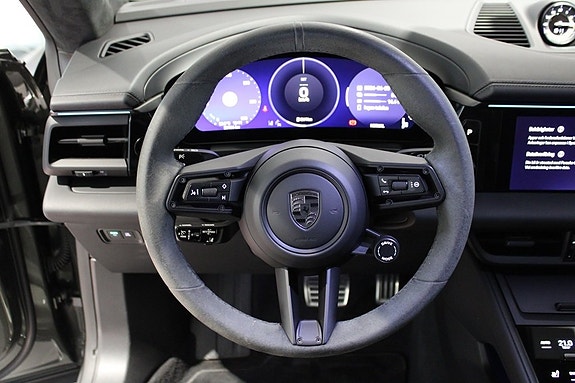 Porsche Macan Turbo 18 of 27