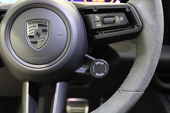 Porsche Macan Turbo 12 of 27