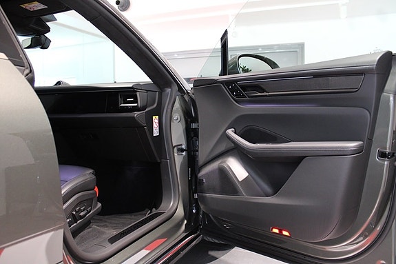 Porsche Macan Turbo 10 of 27