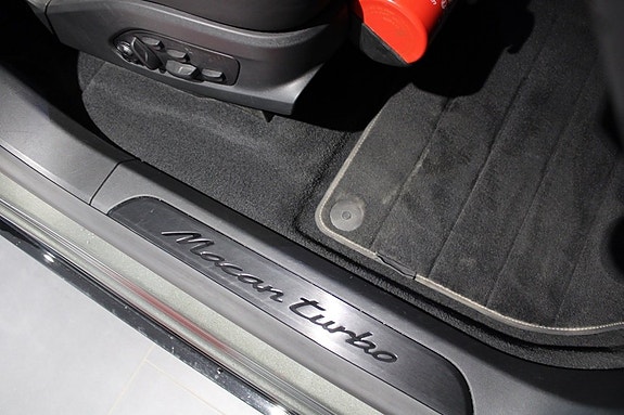 Porsche Macan Turbo 15 of 27