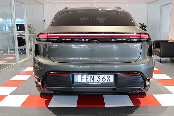 Porsche Macan Turbo 4 of 5