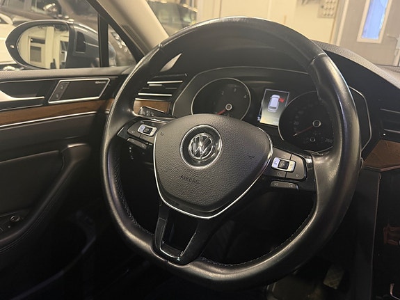 Volkswagen Passat 11 of 25