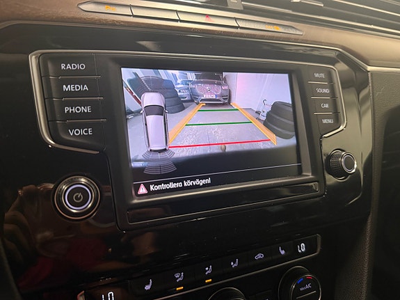 Volkswagen Passat 16 of 25