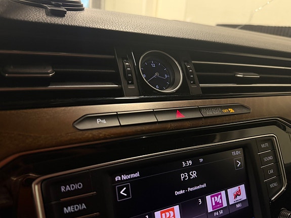 Volkswagen Passat 18 of 25