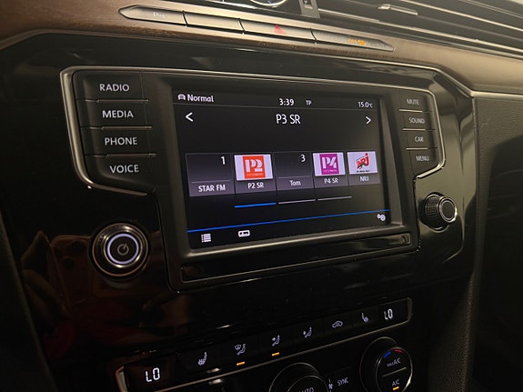 Volkswagen Passat 17 of 25