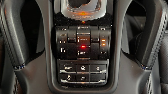 Porsche Cayenne 16 of 23