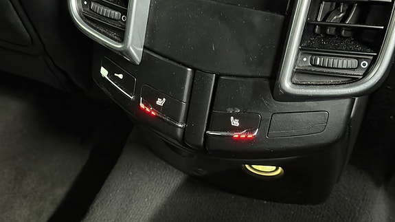 Porsche Cayenne 14 of 23
