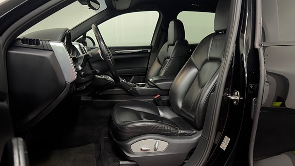 Porsche Cayenne 5 of 5