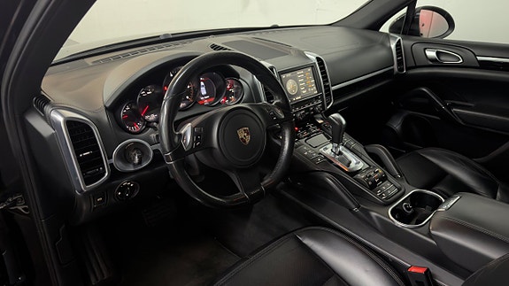 Porsche Cayenne 4 of 5