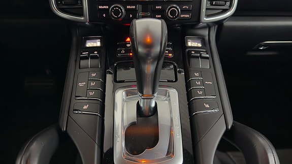 Porsche Cayenne 17 of 23