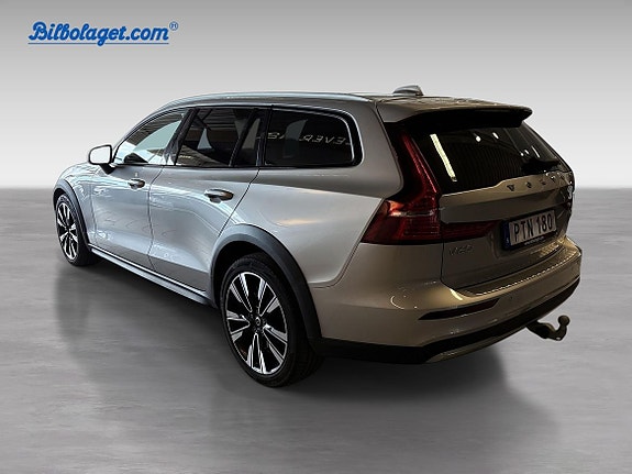 Volvo V60 Cross Country 7 of 16