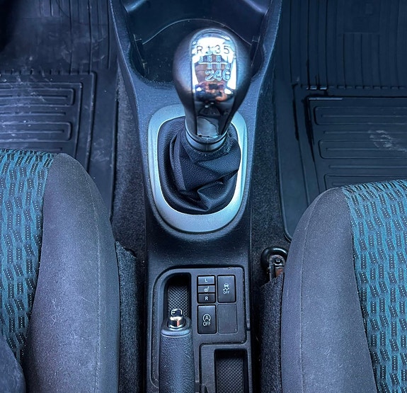 Toyota Yaris 13 of 19