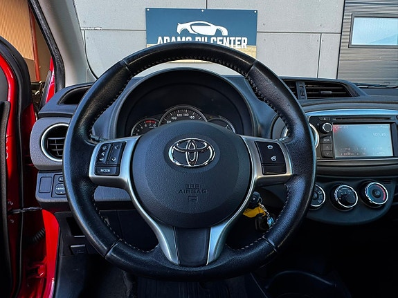 Toyota Yaris 8 of 19