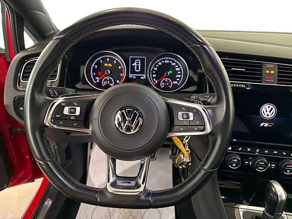 Volkswagen Golf VII 14 of 24