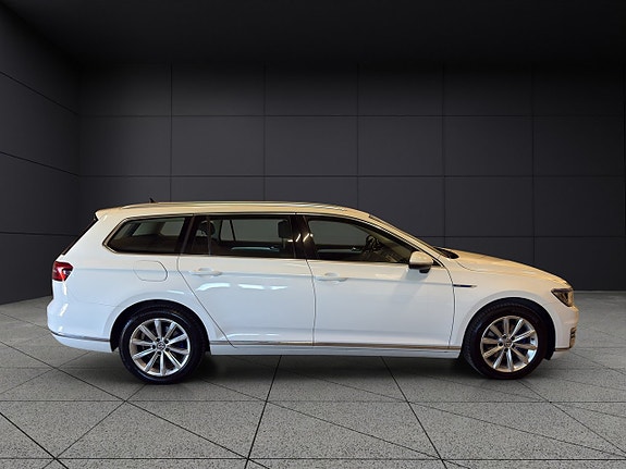 Volkswagen Passat 7 of 30