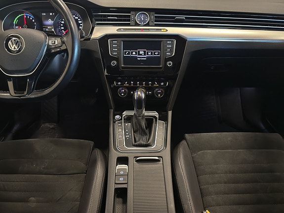 Volkswagen Passat 17 of 30