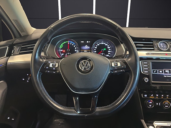 Volkswagen Passat 14 of 30