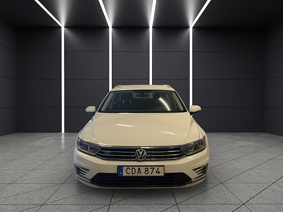 Volkswagen Passat 2 of 5