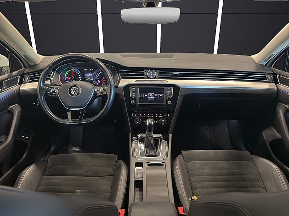 Volkswagen Passat 13 of 30