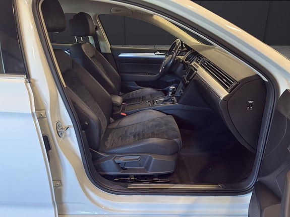 Volkswagen Passat 11 of 30