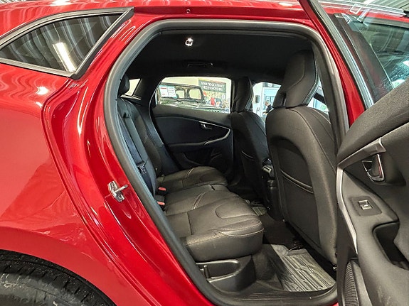 Volvo V40 Cross Country 13 of 19