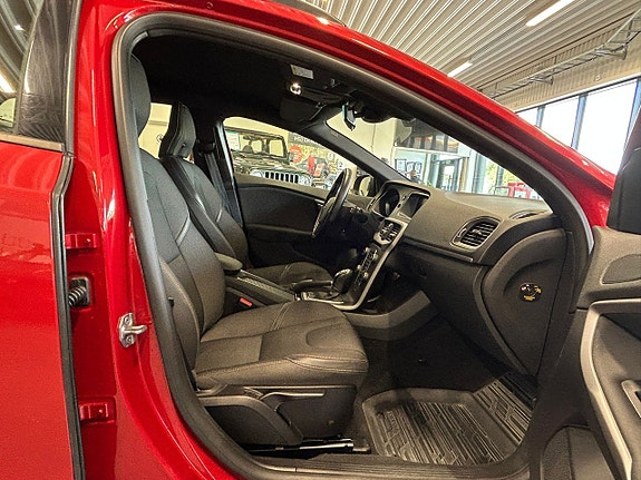 Volvo V40 Cross Country 12 of 19