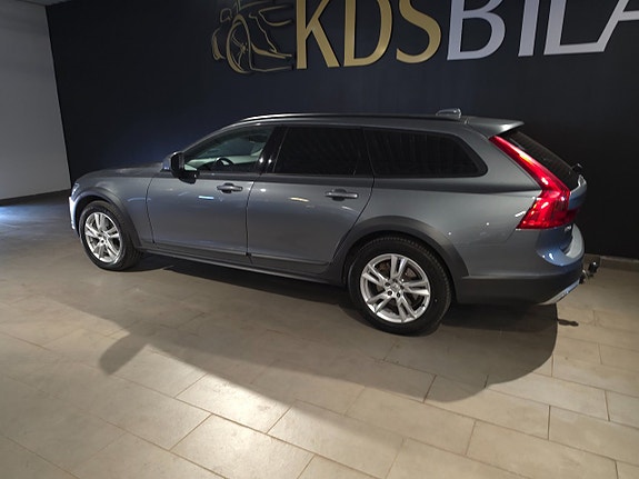 Volvo V90 Cross Country 3 of 5
