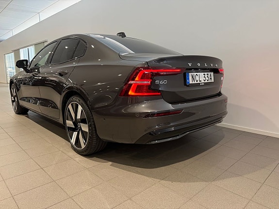 Volvo S60 4 of 5