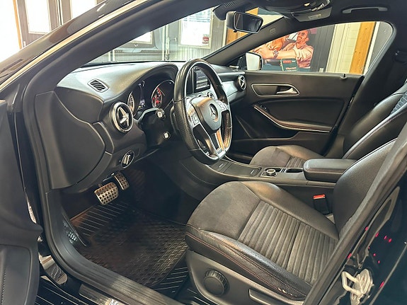 Mercedes-Benz CLA250 10 of 18