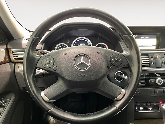 Mercedes-Benz E200 11 of 17