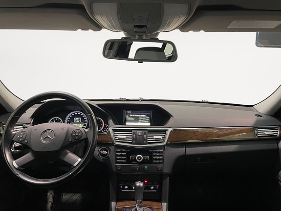 Mercedes-Benz E200 9 of 17