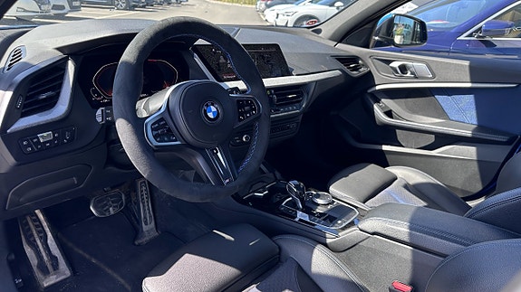 BMW 118i 3 of 5