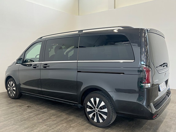 Mercedes-Benz V250 4 of 5