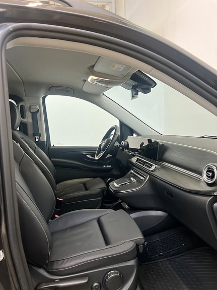 Mercedes-Benz V250 16 of 21