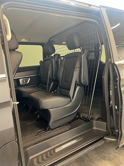 Mercedes-Benz V250 18 of 21