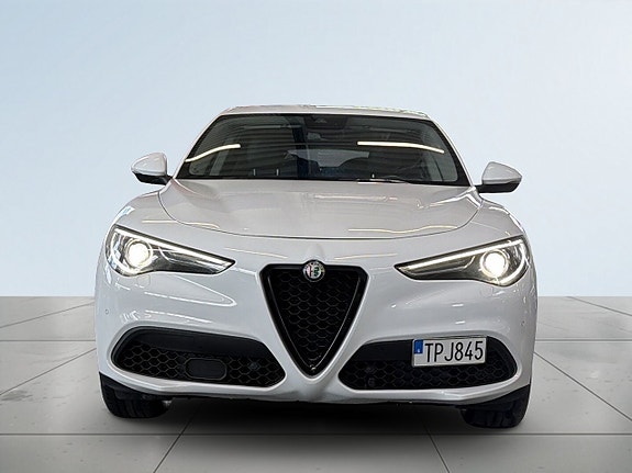Alfa Romeo Stelvio 2 of 5