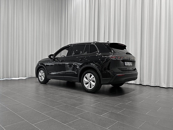 Volkswagen Tiguan 3 of 5