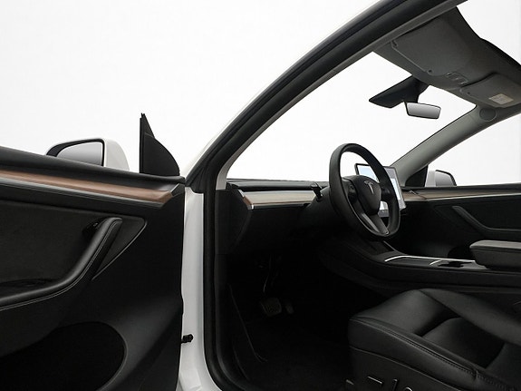 Tesla Model Y 16 of 30