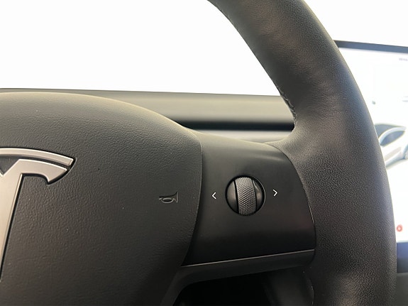 Tesla Model Y 20 of 30