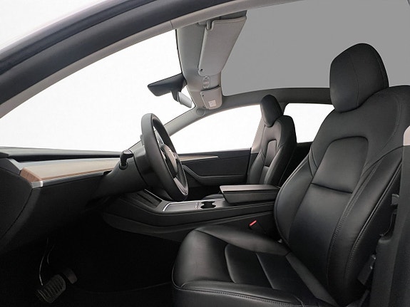 Tesla Model Y 17 of 30