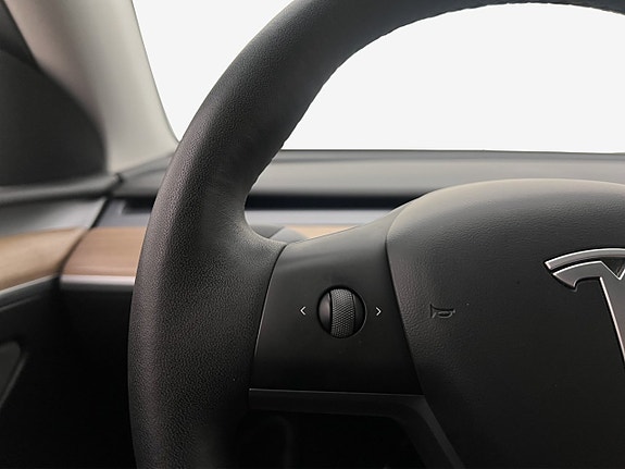 Tesla Model Y 19 of 30