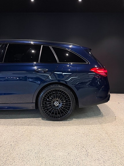 Mercedes-Benz C300 4 of 5
