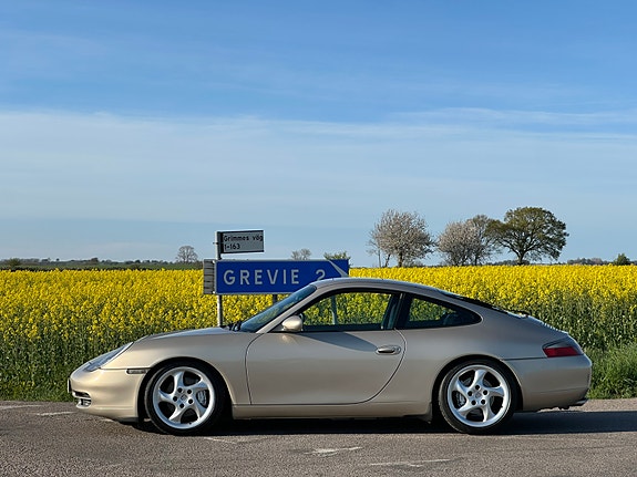 Porsche 911 Carrera 4 2 of 5